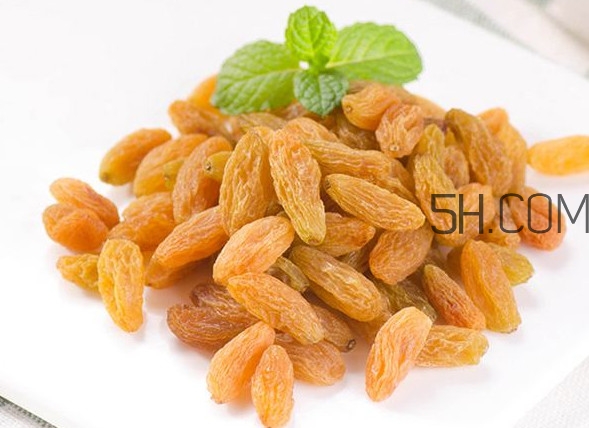 葡萄干泡水喝有什么好處？葡萄干吃之前需要洗嗎