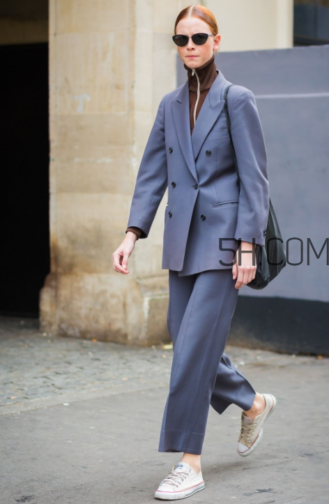 西裝配運動鞋好看嗎？西裝配運動鞋怎么穿？