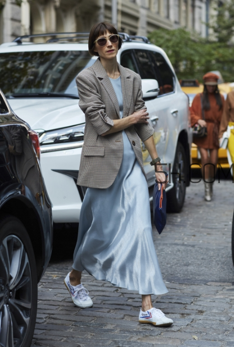 西裝配運動鞋好看嗎？西裝配運動鞋怎么穿？