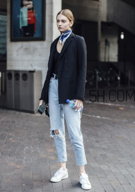 西裝配運動鞋好看嗎？西裝配運動鞋怎么穿？