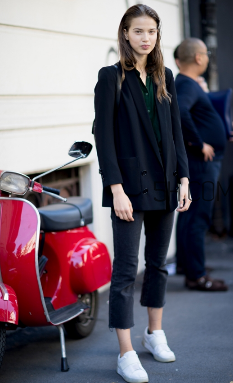 西裝配運動鞋好看嗎？西裝配運動鞋怎么穿？