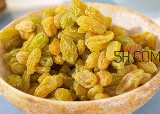 葡萄干泡水喝有什么好處？葡萄干吃之前需要洗嗎
