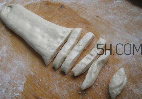 炸油條的面怎么和 炸油條的面醒多長時間 炸油條的面怎么和 炸油條的面醒多長時間