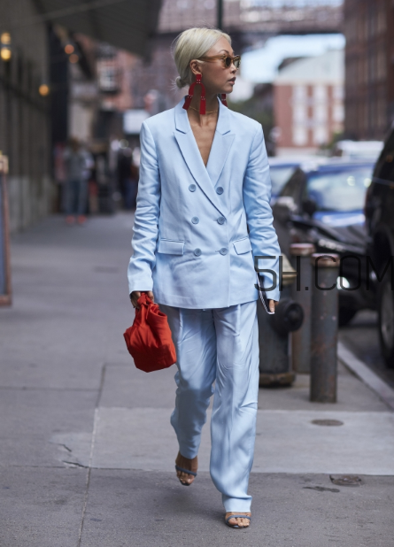 藍(lán)色西裝怎么搭配好看？藍(lán)色西裝搭配圖片