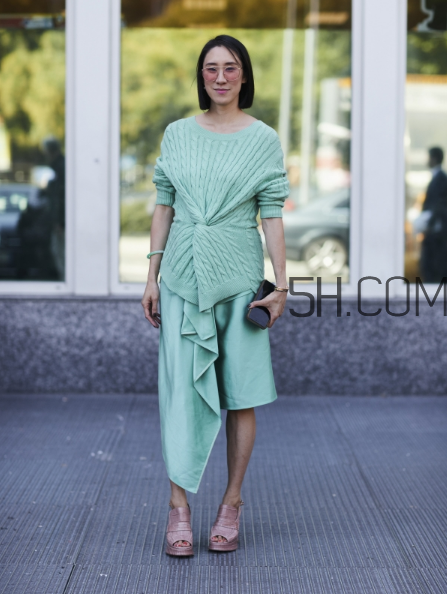 毛衣配長(zhǎng)裙好看嗎？毛衣和長(zhǎng)裙怎么搭配？