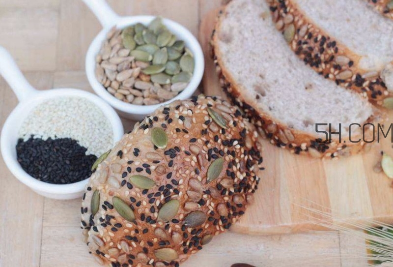 黑芝麻和白芝麻有什么區(qū)別？黑芝麻和白芝麻哪個(gè)好？