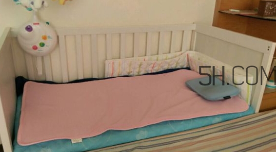 抱著寶寶睡覺到底好不好？如何糾正抱著寶寶睡覺？