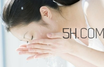 倩碧水洗卸妝泡沫霜怎么用_倩碧卸妝泡沫使用方法 倩碧水洗卸妝泡沫霜怎么用_倩碧卸妝泡沫使用方法