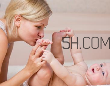 寶寶紅屁股擦什么好？寶寶拉屎綠色怎么回事？