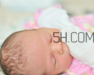 嬰兒發(fā)燒怎么辦？嬰兒身上有紅斑為什么？