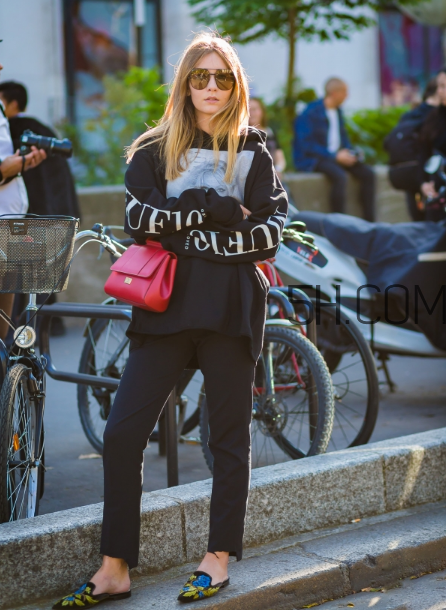 紅色包包配什么顏色衣服？紅色包包怎么搭配？