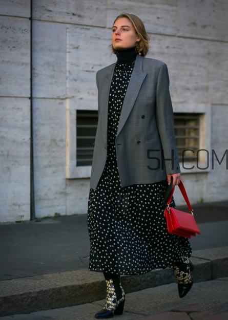 紅色包包配什么顏色衣服？紅色包包怎么搭配？