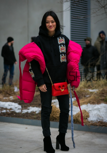 紅色包包配什么顏色衣服？紅色包包怎么搭配？