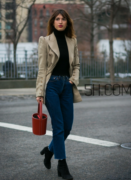 紅色包包配什么顏色衣服？紅色包包怎么搭配？