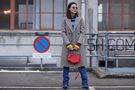 紅色包包配什么顏色衣服？紅色包包怎么搭配？