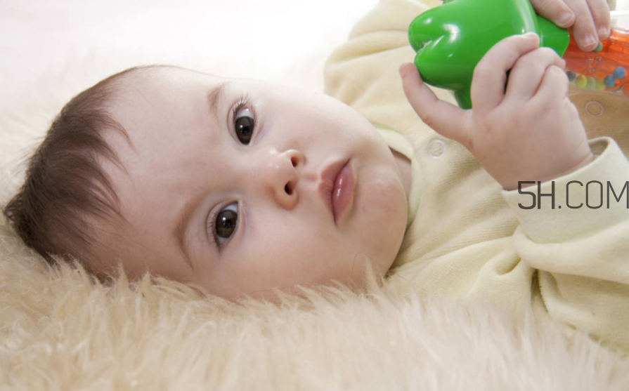 寶寶鼻子不通氣的原因？寶寶因受涼吐奶怎么辦？