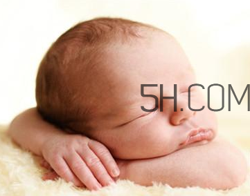 嬰兒晚上不睡覺的原因？嬰兒怎么護理？