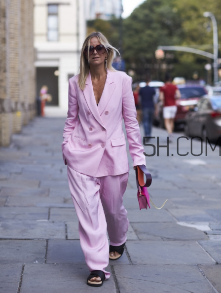 粉色西裝怎么搭配？粉色西裝搭配圖片