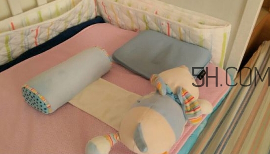 抱著寶寶睡覺到底好不好？如何糾正抱著寶寶睡覺？