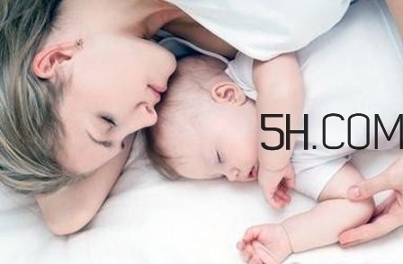 抱著寶寶睡覺到底好不好？如何糾正抱著寶寶睡覺？