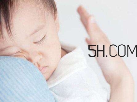 抱著寶寶睡覺到底好不好？如何糾正抱著寶寶睡覺？