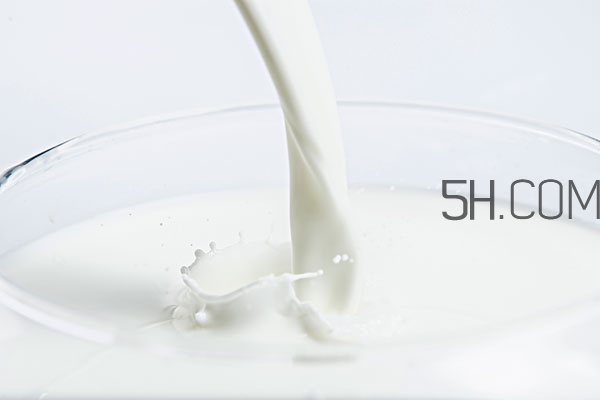 牛奶洗臉對皮膚好嗎 早晚用牛奶洗臉好嗎 牛奶洗臉對皮膚好嗎 早晚用牛奶洗臉好嗎