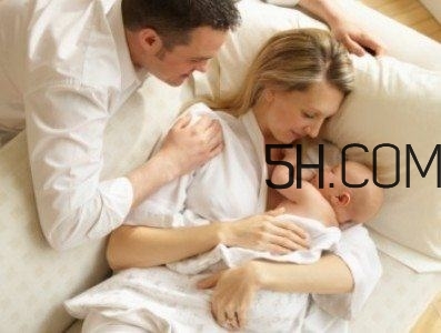 抱著寶寶睡覺到底好不好？如何糾正抱著寶寶睡覺？