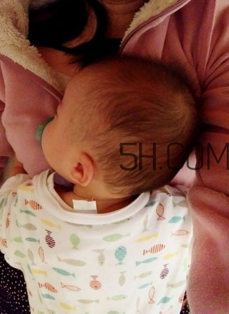 抱著寶寶睡覺到底好不好？如何糾正抱著寶寶睡覺？