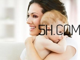 抱著寶寶睡覺到底好不好？如何糾正抱著寶寶睡覺？