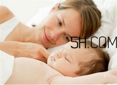 抱著寶寶睡覺到底好不好？如何糾正抱著寶寶睡覺？