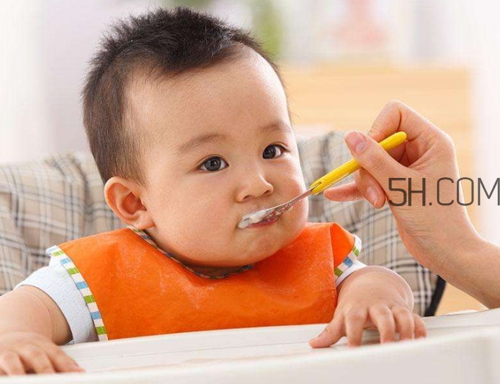 母乳和奶粉哪個(gè)好？媽媽開心最重要