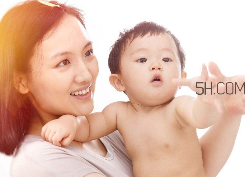 母乳和奶粉哪個(gè)好？媽媽開心最重要