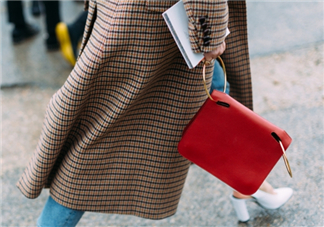 紅色包包配什么顏色衣服？紅色包包怎么搭配？