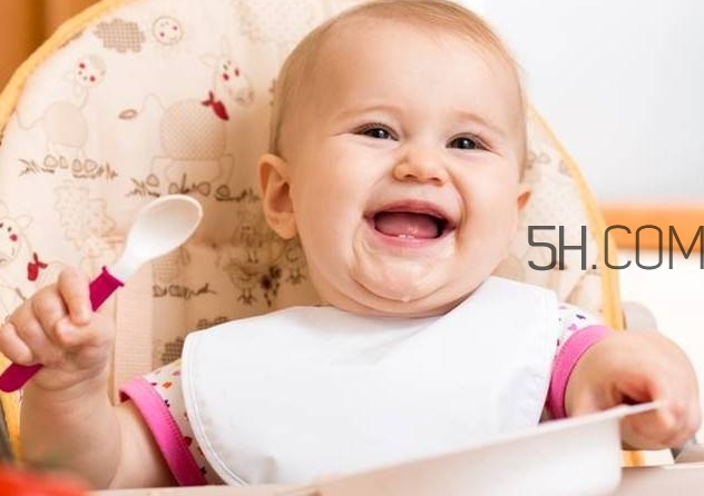 寶寶多大可以自己吃飯？如何讓寶寶愛上吃飯？