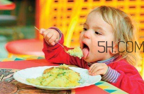 教會寶寶自己吃飯，你做到這些了嗎？