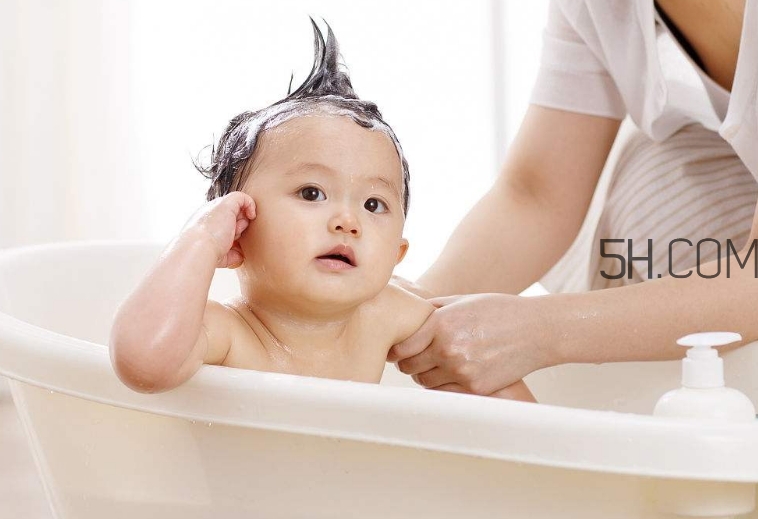 如何正確給寶寶洗澡？給寶寶洗澡水溫多少度？