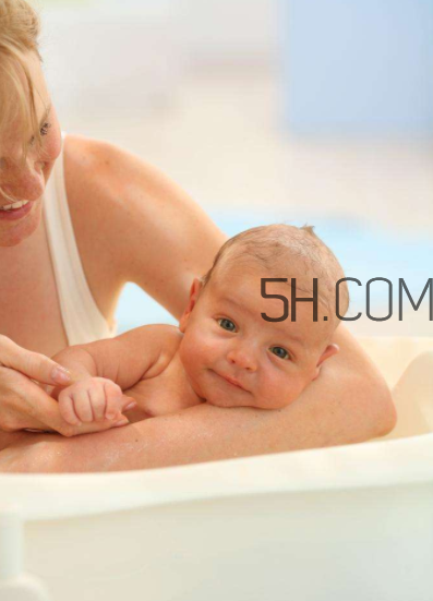 沒滿月的寶寶可以剪指甲嗎？寶寶手指頭脫皮怎么辦？