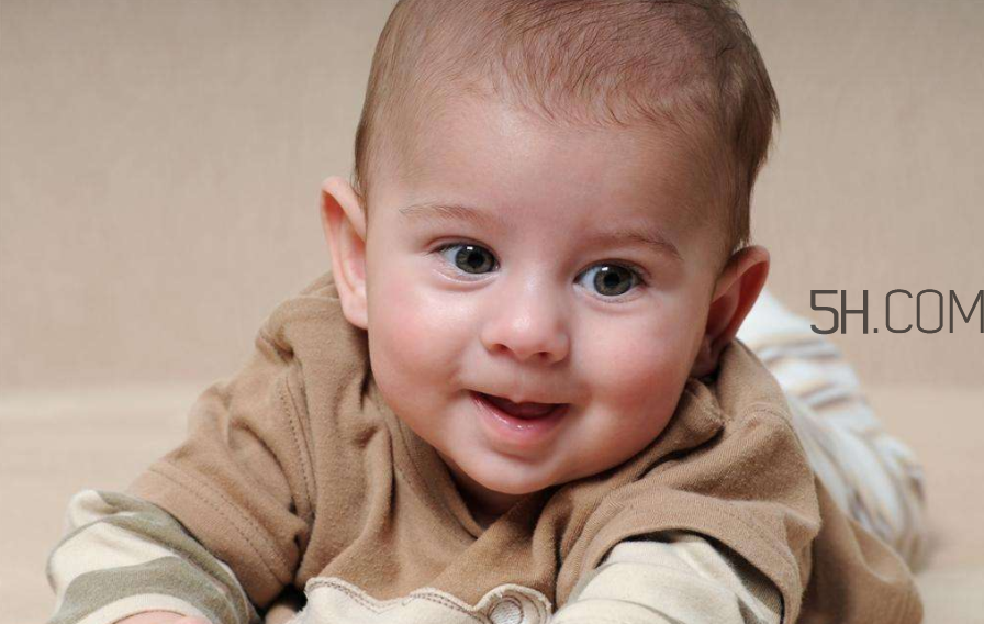 沒滿月的寶寶可以剪指甲嗎？寶寶手指頭脫皮怎么辦？