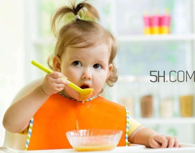 寶寶多大可以自己吃飯？如何讓寶寶愛上吃飯？