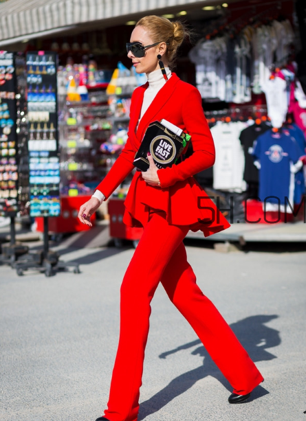 紅色外套里面配什么？紅色外套內(nèi)搭什么顏色？