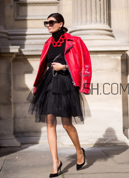 紅色外套里面配什么？紅色外套內(nèi)搭什么顏色？