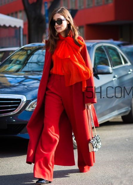 紅色外套里面配什么？紅色外套內(nèi)搭什么顏色？