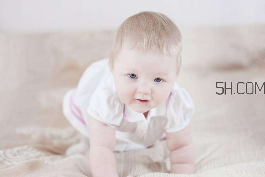 嬰兒腸痙攣癥狀包括哪些？寶寶智力發(fā)育遲緩的信號