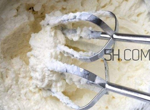 如何用牛奶自制淡奶油？淡奶油開(kāi)封后能保存多久