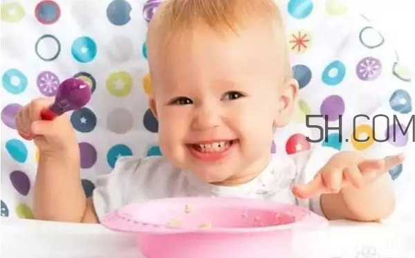 寶寶多大可以自己吃飯？如何讓寶寶愛上吃飯？