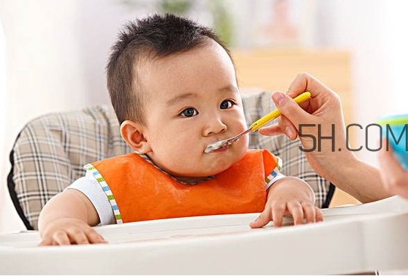 寶寶多大可以自己吃飯？如何讓寶寶愛上吃飯？