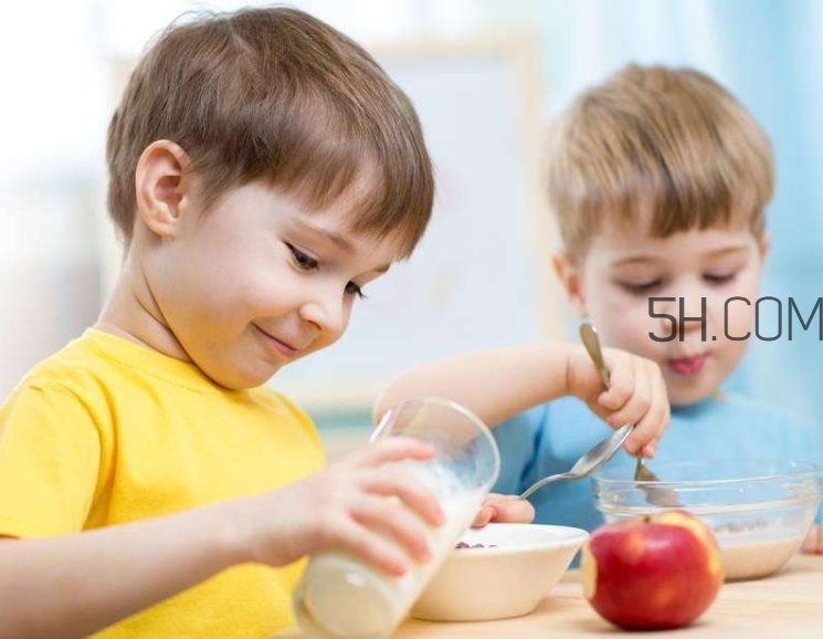 寶寶多大可以自己吃飯？如何讓寶寶愛上吃飯？