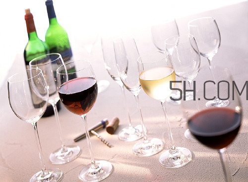 過(guò)期紅酒怎么美容 過(guò)期的紅酒能做面膜嗎 過(guò)期紅酒怎么美容 過(guò)期的紅酒能做面膜嗎