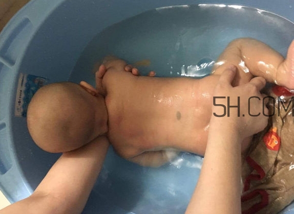 如何正確給寶寶洗澡？給寶寶洗澡水溫多少度？
