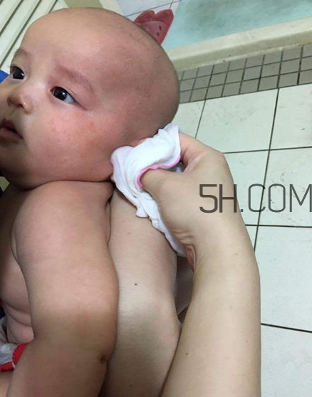 如何正確給寶寶洗澡？給寶寶洗澡水溫多少度？